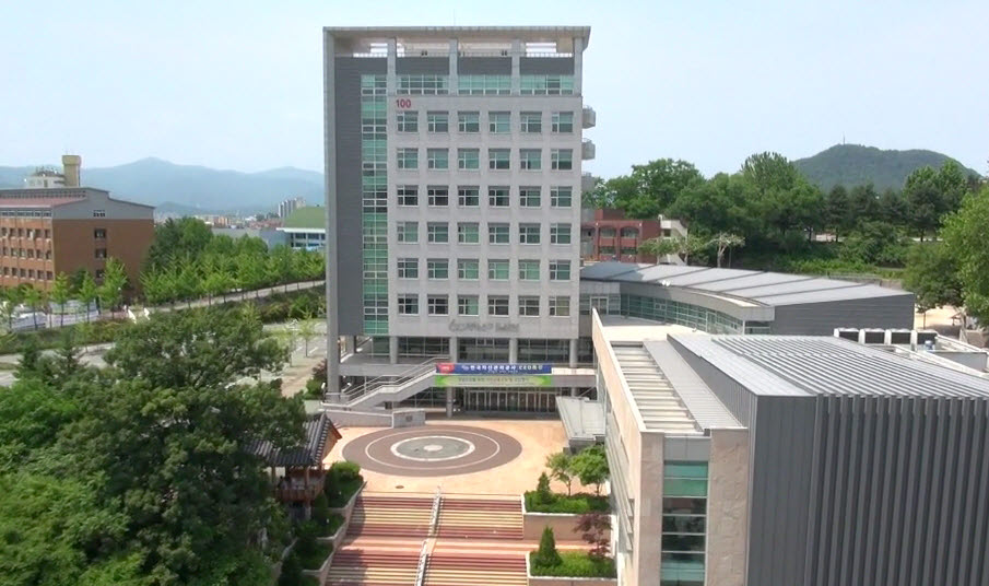 Kangwon National University (KNU) nằm trong hệ thống 10 trường đại học chính trên lãnh thổ Hàn Quốc