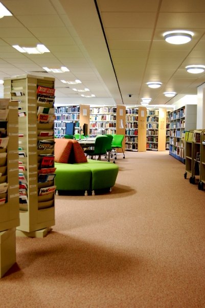 Thư viện hiện đại tại đại học Huddersfield là nơi học tập và thư giãn của các bạn học sinh