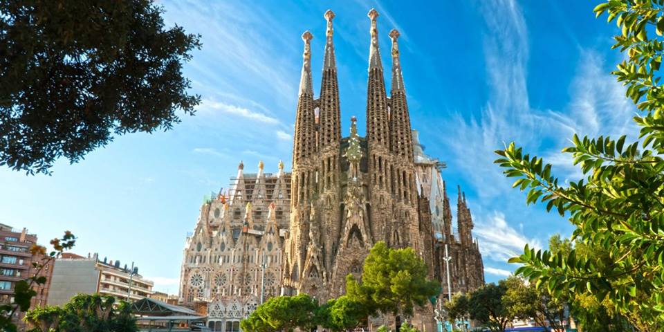 See the enchanting Barcelona with impressive architecture