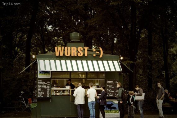 Một gian hàng bán xúc xích tại Berlin