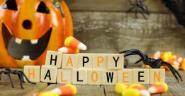 Halloween (ban đầu được gọi là ngày lễ Celtic cổ đại All Hallows’ Eve), bắt nguồn từ Ireland. Ngày nay, Halloween được tổ chức khắp nơi trên thế giới.