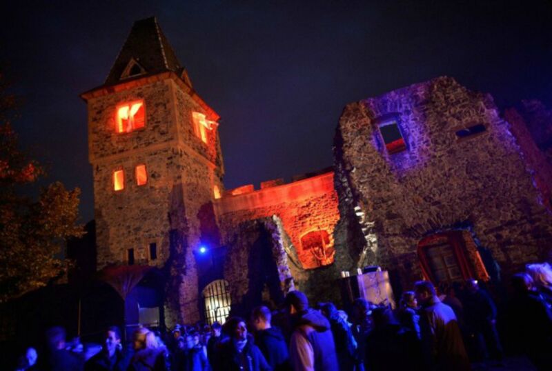 Rất nhiều người đến Burg Frankenstein để tham dự tiệc Halloween ở đây